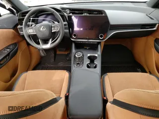 2023 Lexus RZ 450e Premium z VIN JTJAAAAB7PA005835, wystawiony jako Copart lot #42201414 z przebiegiem 2144 mil mil oraz . Historia ofert i sprzedaży dostępna na DreamBid. Obrazek 8.