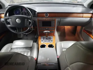 2004 Volkswagen Phaeton V8 z VIN WVWAF63D848008651, wystawiony jako Copart lot #78267004 z przebiegiem 146 193 mil mil oraz Szkody całkowita. Historia ofert i sprzedaży dostępna na DreamBid. Obrazek 8.