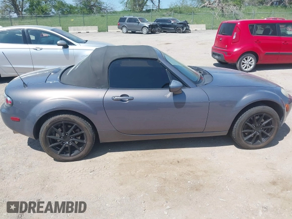 2007 Mazda MX-5 Miata Sport z VIN JM1NC25F570130226, wystawiony jako IAAI lot #42227544 z przebiegiem 150 035 mil mil oraz . Historia ofert i sprzedaży dostępna na DreamBid. Obrazek 14.
