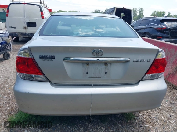 2005 Toyota Camry LE z VIN 4T1BE30K95U042336, wystawiony jako IAAI lot #42457598 z przebiegiem 270 991 mil mil oraz . Historia ofert i sprzedaży dostępna na DreamBid. Obrazek 6.