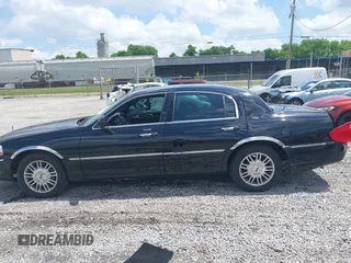2008 Lincoln Town Car Limited z VIN 2LNHM82W68X659796, wystawiony jako IAAI lot #42105970 z przebiegiem 80 437 mil mil oraz . Historia ofert i sprzedaży dostępna na DreamBid. Obrazek 14.