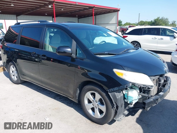 2015 Toyota Sienna LE AAS z VIN 5TDKK3DC0FS613377, wystawiony jako IAAI lot #42214127 z przebiegiem 135 836 mil mil oraz . Historia ofert i sprzedaży dostępna na DreamBid. Obrazek 1.