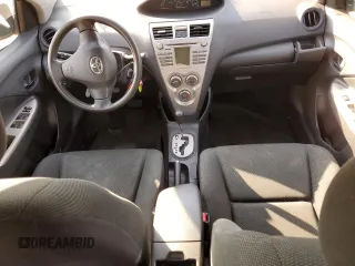 2009 Toyota Yaris z VIN JTDBT903794048762, wystawiony jako Copart lot #58850455 z przebiegiem 112 081 mil mil oraz Nie do naprawy. Historia ofert i sprzedaży dostępna na DreamBid. Obrazek 8.