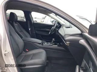 2024 Mazda CX-30 S Select Sport z VIN 3MVDMBBM3RM664352, wystawiony jako IAAI lot #42190340 z przebiegiem 10 068 mil mil oraz . Historia ofert i sprzedaży dostępna na DreamBid. Obrazek 5.