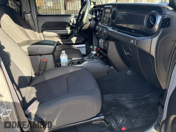 2022 Jeep Gladiator Willys z VIN 1C6HJTAG9NL160131, wystawiony jako Copart lot #50428855 z przebiegiem 56 970 mil mil oraz Czysty tytuł • Clean title. Historia ofert i sprzedaży dostępna na DreamBid. Obrazek 5.