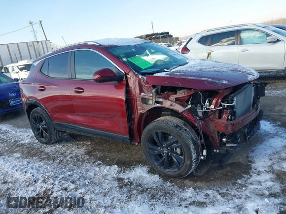 2024 Buick Encore GX Sport Touring z VIN KL4AMESL0RB002758, wystawiony jako IAAI lot #41405974 z przebiegiem 19 558 mil mil oraz . Historia ofert i sprzedaży dostępna na DreamBid. Obrazek 1.