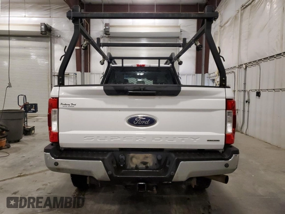 2017 Ford F-250 Lariat z VIN 1FT7W2B6XHEB62470, wystawiony jako Copart lot #57589055 z przebiegiem 131 273 mil mil oraz Czysty tytuł • Clean title. Historia ofert i sprzedaży dostępna na DreamBid. Obrazek 6.