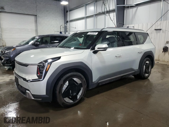 2024 Kia EV9 Wind z VIN KNDAFFS58R6018738, wystawiony jako Copart lot #47033525 z przebiegiem 18 434 mil mil oraz Szkoda całkowita • Salvage title. Historia ofert i sprzedaży dostępna na DreamBid. Obrazek 1.