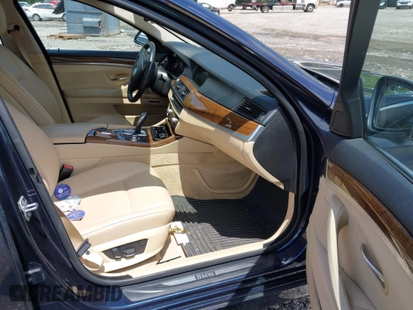 2013 BMW 5 Series 528i xDrive z VIN WBAXH5C50DDW16210, wystawiony jako IAAI lot #42369339 z przebiegiem 125 917 mil mil oraz . Historia ofert i sprzedaży dostępna na DreamBid. Obrazek 5.