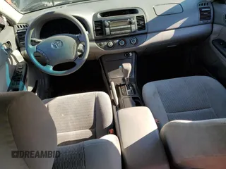 2005 Toyota Camry LE z VIN 4T1BE30KX5U617902, wystawiony jako Copart lot #56540005 z przebiegiem 224 421 mil mil oraz Szkoda całkowita • Salvage title. Historia ofert i sprzedaży dostępna na DreamBid. Obrazek 8.