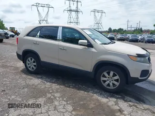 2012 Kia Sorento LX z VIN 5XYKT4A16CG220112, wystawiony jako IAAI lot #42296916 z przebiegiem 115 251 mil mil oraz . Historia ofert i sprzedaży dostępna na DreamBid. Obrazek 1.
