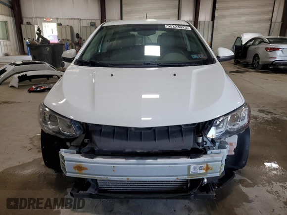 2020 Chevrolet Sonic LT z VIN 1G1JG6SB2L4117800, wystawiony jako Copart lot #55223025 z przebiegiem 79 777 mil mil oraz Szkody całkowita. Historia ofert i sprzedaży dostępna na DreamBid. Obrazek 5.