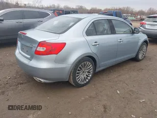 2011 Suzuki Kizashi SE z VIN JS2RE9A39B6110962, wystawiony jako IAAI lot #41735978 z przebiegiem 138 002 mil mil oraz . Historia ofert i sprzedaży dostępna na DreamBid. Obrazek 4.