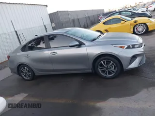 2023 Kia Forte LXS z VIN 3KPF24AD5PE606683, wystawiony jako IAAI lot #41216622 z przebiegiem 38 827 mil mil oraz . Historia ofert i sprzedaży dostępna na DreamBid. Obrazek 13.