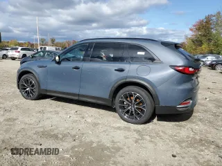 2025 Mazda CX-70 Premium Plus z VIN JM3KJEHA2S1103778, wystawiony jako Copart lot #73510604 z przebiegiem Nie podano mil oraz Szkody całkowita. Historia ofert i sprzedaży dostępna na DreamBid. Obrazek 2.