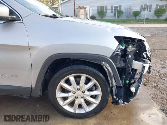 2017 Jeep Cherokee Limited z VIN 1C4PJLDB7HW641972, wystawiony jako IAAI lot #42081133 z przebiegiem 115 589 mil mil oraz . Historia ofert i sprzedaży dostępna na DreamBid. Obrazek 18.