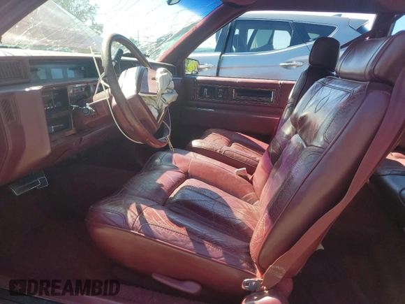 1991 Cadillac DeVille z VIN 1G6CD13B7M4306411, wystawiony jako Copart lot #50128155 z przebiegiem Nie podano mil oraz Szkoda całkowita • Salvage title. Historia ofert i sprzedaży dostępna na DreamBid. Obrazek 7.