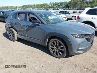 2023 Mazda CX-50 S Premium Plus z VIN 7MMVABEM8PN108020, wystawiony jako IAAI lot #42203568 z przebiegiem 26 783 mil mil oraz . Historia ofert i sprzedaży dostępna na DreamBid. Obrazek 1.