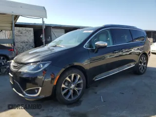 2017 Chrysler Pacifica Limited z VIN 2C4RC1GGXHR841638, wystawiony jako Copart lot #55680215 z przebiegiem 83 792 mil mil oraz Szkoda całkowita • Salvage title. Historia ofert i sprzedaży dostępna na DreamBid. Obrazek 1.