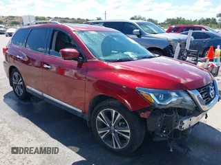2020 Nissan Pathfinder Platinum z VIN 5N1DR2DN5LC588100, wystawiony jako IAAI lot #42231945 z przebiegiem 91 501 mil mil oraz . Historia ofert i sprzedaży dostępna na DreamBid. Obrazek 1.