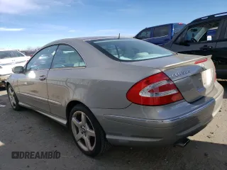 2005 Mercedes-Benz CLK 500 z VIN WDBTJ75J05F159477, wystawiony jako Copart lot #85168664 z przebiegiem 122 295 mil mil oraz Szkody całkowita. Historia ofert i sprzedaży dostępna na DreamBid. Obrazek 2.