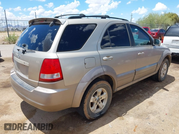 2004 Kia Sorento LX z VIN KNDJD733445286113, wystawiony jako IAAI lot #42365539 z przebiegiem 179 013 mil mil oraz . Historia ofert i sprzedaży dostępna na DreamBid. Obrazek 4.