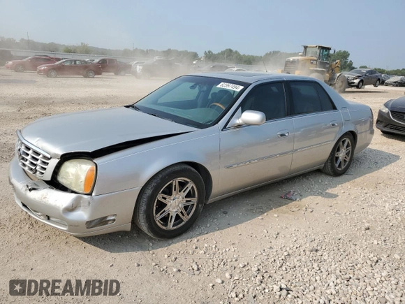 2004 Cadillac DeVille DTS z VIN 1G6KF57984U188454, wystawiony jako Copart lot #62397494 z przebiegiem 142 060 mil mil oraz Szkoda całkowita • Salvage title. Historia ofert i sprzedaży dostępna na DreamBid. Obrazek 1.