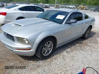 2005 Ford Mustang Deluxe z VIN 1ZVFT80N855148982, wystawiony jako IAAI lot #42251052 z przebiegiem 227 266 mil mil oraz . Historia ofert i sprzedaży dostępna na DreamBid. Obrazek 2.