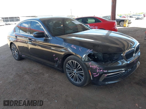 2019 BMW 5 Series 530i z VIN WBAJA5C52KWW20562, wystawiony jako IAAI lot #42075298 z przebiegiem Nie podano mil oraz . Historia ofert i sprzedaży dostępna na DreamBid. Obrazek 1.