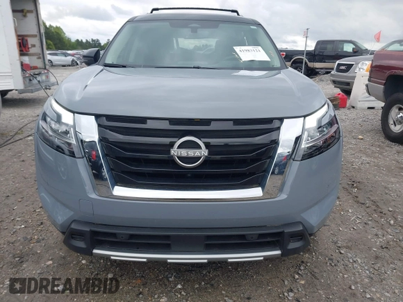 2024 Nissan Pathfinder Platinum z VIN 5N1DR3DKXRC244704, wystawiony jako IAAI lot #41983121 z przebiegiem 23 111 mil mil oraz . Historia ofert i sprzedaży dostępna na DreamBid. Obrazek 13.