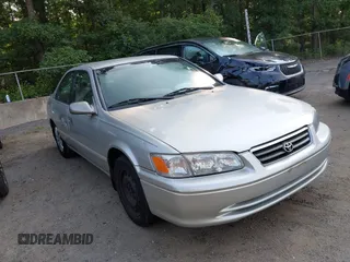 2001 Toyota Camry CE z VIN 4T1BG22K31U807956, wystawiony jako IAAI lot #42487174 z przebiegiem 174 298 mil mil oraz . Historia ofert i sprzedaży dostępna na DreamBid. Obrazek 1.