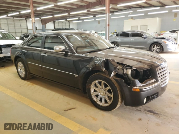 2005 Chrysler 300 C z VIN 2C3JA63H95H577428, wystawiony jako Copart lot #50975795 z przebiegiem 130 630 mil mil oraz Szkoda całkowita • Salvage title. Historia ofert i sprzedaży dostępna na DreamBid. Obrazek 4.