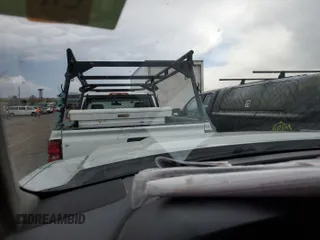 2018 GMC Sierra 2500HD z VIN 1GT12REY2JF110824, wystawiony jako IAAI lot #42360375 z przebiegiem 181 195 mil mil oraz . Historia ofert i sprzedaży dostępna na DreamBid. Obrazek 1.