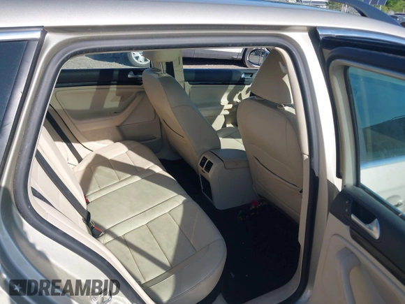 2014 Volkswagen Jetta SportWagen TDI w/Sunroof & Nav with VIN 3VWPL7AJ7EM614938, listed as a IAAI auction lot 42121788 with 189,917 mi miles. Bid and sale history available at carsss.com. Image 8.