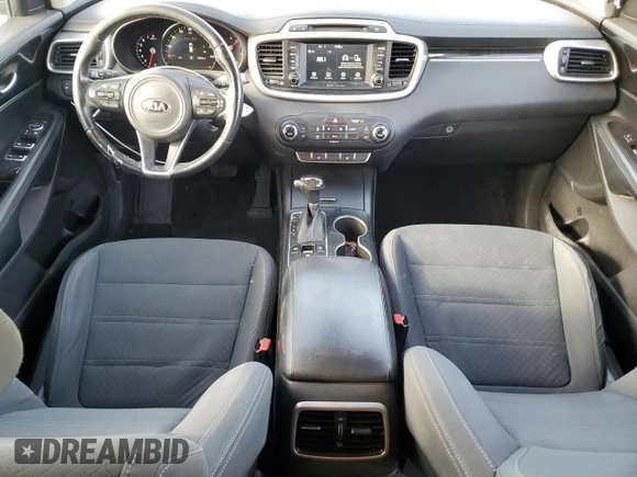 2017 Kia Sorento LX z VIN 5XYPG4A31HG240884, wystawiony jako Copart lot #52142315 z przebiegiem 88 556 mil mil oraz Szkoda całkowita • Salvage title. Historia ofert i sprzedaży dostępna na DreamBid. Obrazek 8.