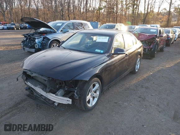 2013 BMW 3 Series 320i xDrive z VIN WBA3C3C52DF981204, wystawiony jako IAAI lot #41731595 z przebiegiem 82 514 mil mil oraz . Historia ofert i sprzedaży dostępna na DreamBid. Obrazek 2.