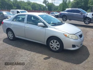 2009 Toyota Corolla z VIN JTDBL40E999070933, wystawiony jako IAAI lot #42728152 z przebiegiem 237 813 mil mil oraz . Historia ofert i sprzedaży dostępna na DreamBid. Obrazek 1.