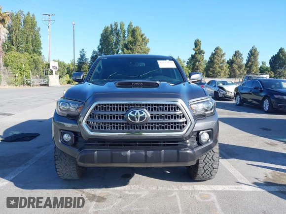 2020 Toyota Tacoma SR5 z VIN 3TMCZ5AN9LM296826, wystawiony jako IAAI lot #42533149 z przebiegiem 72 375 mil mil oraz . Historia ofert i sprzedaży dostępna na DreamBid. Obrazek 12.