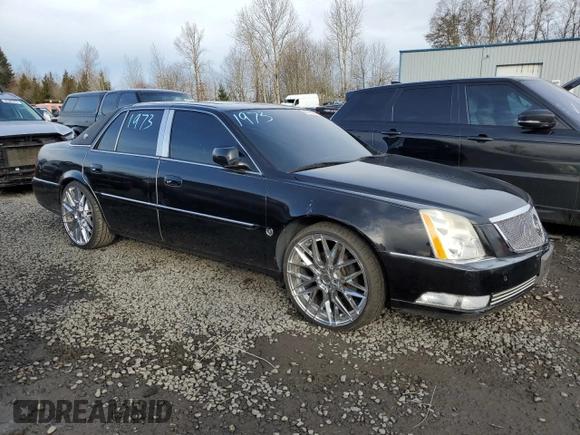 2006 Cadillac DTS 1SD z VIN 1G6KD57Y16U140102, wystawiony jako Copart lot #46145435 z przebiegiem 95 567 mil mil oraz Szkody całkowita. Historia ofert i sprzedaży dostępna na DreamBid. Obrazek 4.