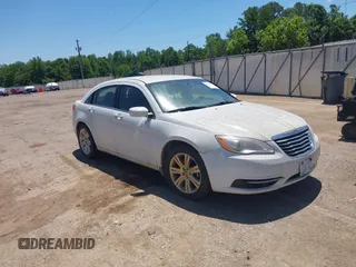 2013 Chrysler 200 LX z VIN 1C3CCBAB0DN685534, wystawiony jako IAAI lot #42322952 z przebiegiem 225 075 mil mil oraz . Historia ofert i sprzedaży dostępna na DreamBid. Obrazek 1.