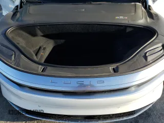 2024 Lucid Air Pure z VIN 50EA1PGA5RA001365, wystawiony jako Copart lot #42654165 z przebiegiem 8878 mil mil oraz Szkody całkowita. Historia ofert i sprzedaży dostępna na DreamBid. Obrazek 11.