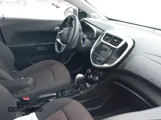 2018 Chevrolet Sonic LT z VIN 1G1JD6SB4J4106822, wystawiony jako IAAI lot #41591103 z przebiegiem 74 497 mil mil oraz . Historia ofert i sprzedaży dostępna na DreamBid. Obrazek 5.