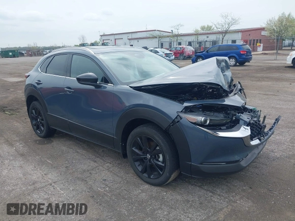 2024 Mazda CX-30 Premium z VIN 3MVDMBDY7RM613744, wystawiony jako IAAI lot #42127815 z przebiegiem 8 889 mil mil oraz . Historia ofert i sprzedaży dostępna na DreamBid. Obrazek 1.