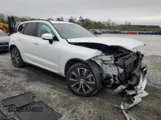 2022 Volvo XC60 Momentum z VIN YV4L12RK3N1083867, wystawiony jako Copart lot #51636235 z przebiegiem 30 390 mil mil oraz Szkody całkowita. Historia ofert i sprzedaży dostępna na DreamBid. Obrazek 4.
