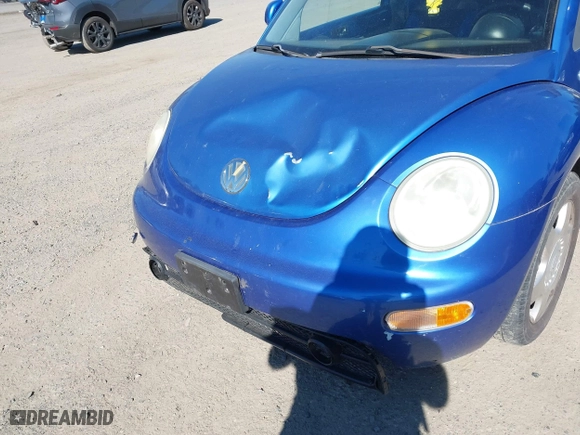 2000 Volkswagen New Beetle GLS with VIN 3VWCA21C9YM427262, listed as a IAAI auction lot 42050889 with 135,963 mi miles. Bid and sale history available at carsss.com. Image 6.