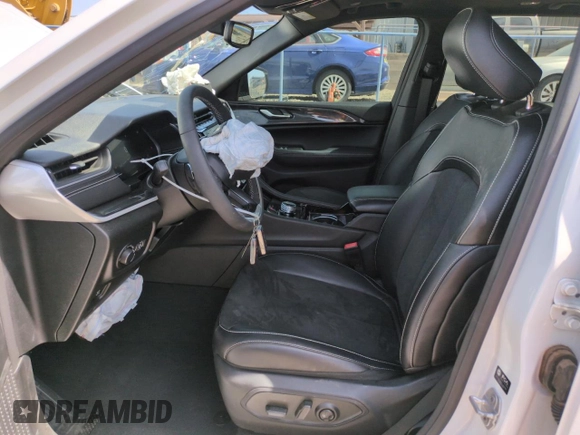 2023 Jeep Grand Cherokee Laredo z VIN 1C4RJHAG5PC520105, wystawiony jako Copart lot #50713795 z przebiegiem 15 880 mil mil oraz Szkoda całkowita • Salvage title. Historia ofert i sprzedaży dostępna na DreamBid. Obrazek 7.