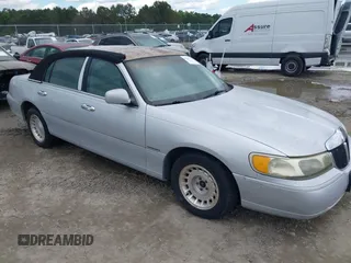 1998 Lincoln Town Car Signature z VIN 1LNFM82WXWY659028, wystawiony jako IAAI lot #42265774 z przebiegiem 164 400 mil mil oraz . Historia ofert i sprzedaży dostępna na DreamBid. Obrazek 1.