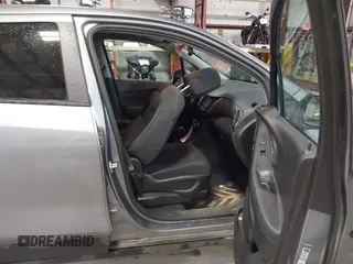 2020 Chevrolet Trax LS z VIN 3GNCJNSB8LL183510, wystawiony jako IAAI lot #42198485 z przebiegiem 115 502 mil mil oraz . Historia ofert i sprzedaży dostępna na DreamBid. Obrazek 5.