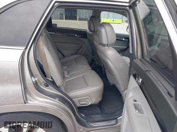 2014 Kia Sorento SX z VIN 5XYKW4A77EG434282, wystawiony jako IAAI lot #42513036 z przebiegiem 175 186 mil mil oraz . Historia ofert i sprzedaży dostępna na DreamBid. Obrazek 8.