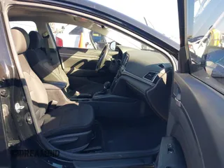 2017 Hyundai Elantra SE z VIN 5NPD84LFXHH140945, wystawiony jako IAAI lot #41755694 z przebiegiem 138 654 mil mil oraz . Historia ofert i sprzedaży dostępna na DreamBid. Obrazek 5.